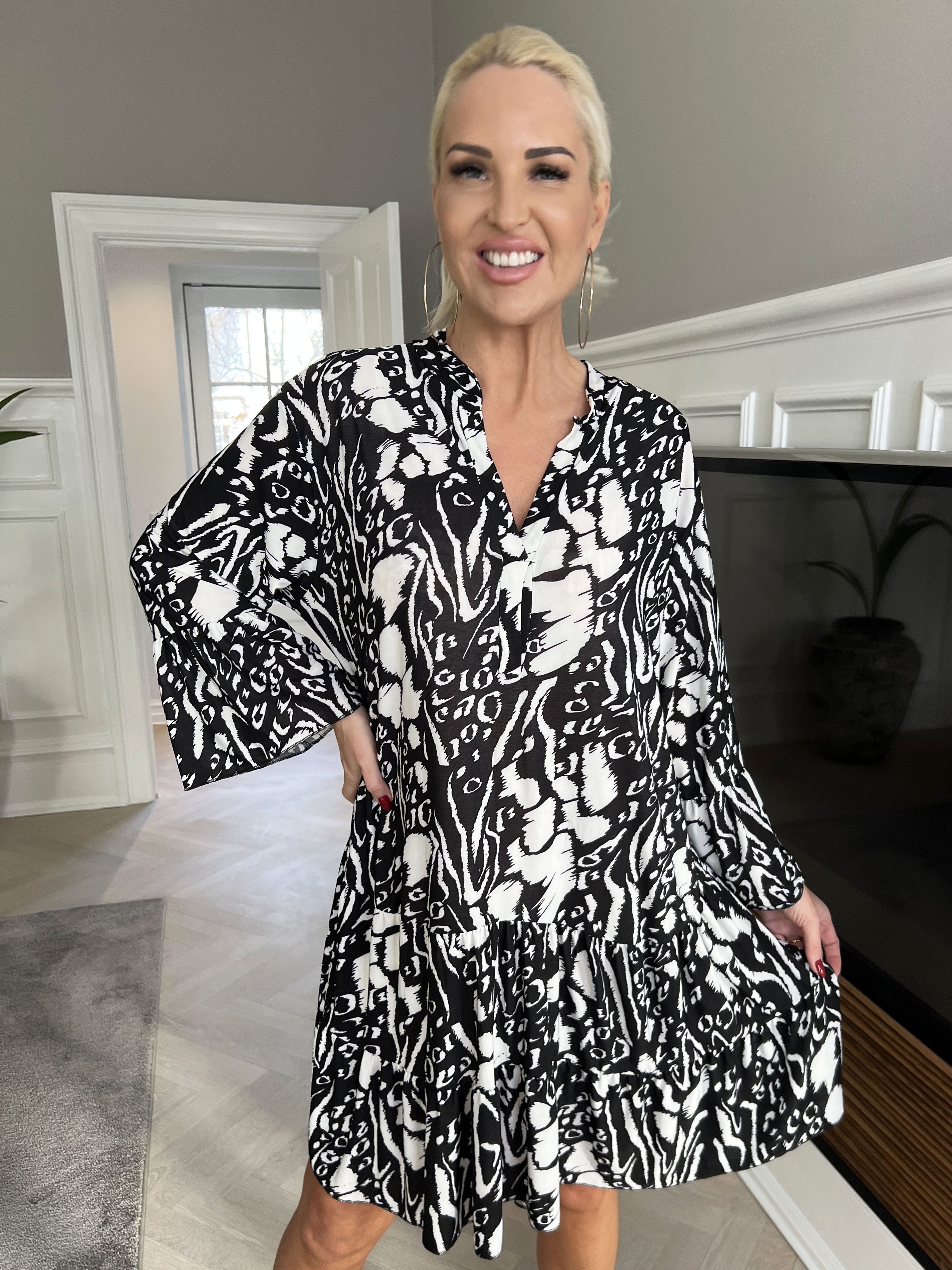 Pauline Pattern - Kjole med v-udskæring og lille flæseskørt